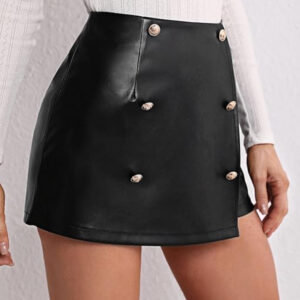 Vista lateral de short falda de cuero sintético negro, destacando el diseño cruzado y los botones dorados.